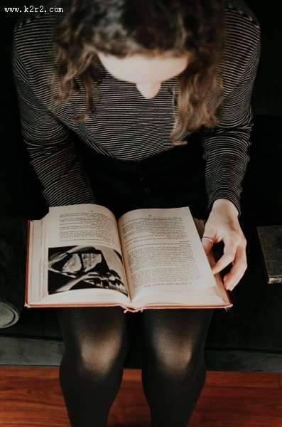 正在看书的女孩图片