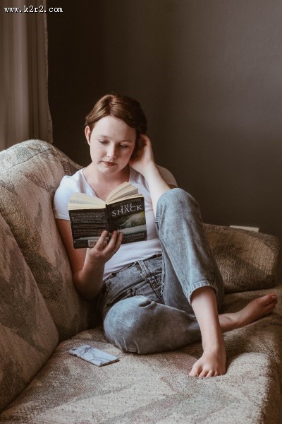 正在看书的女孩图片