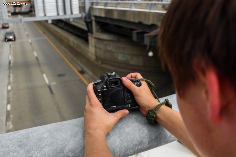 正在拍照的男摄影师图片大全