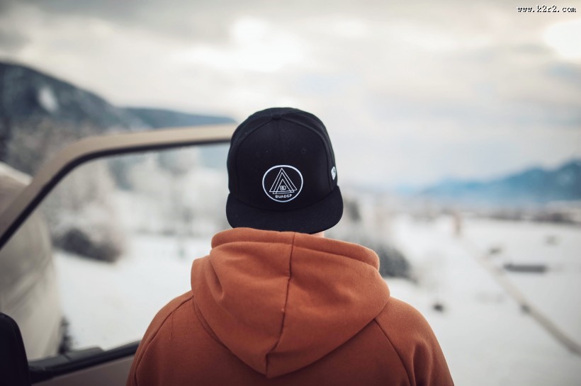 戴棒球帽的男生图片