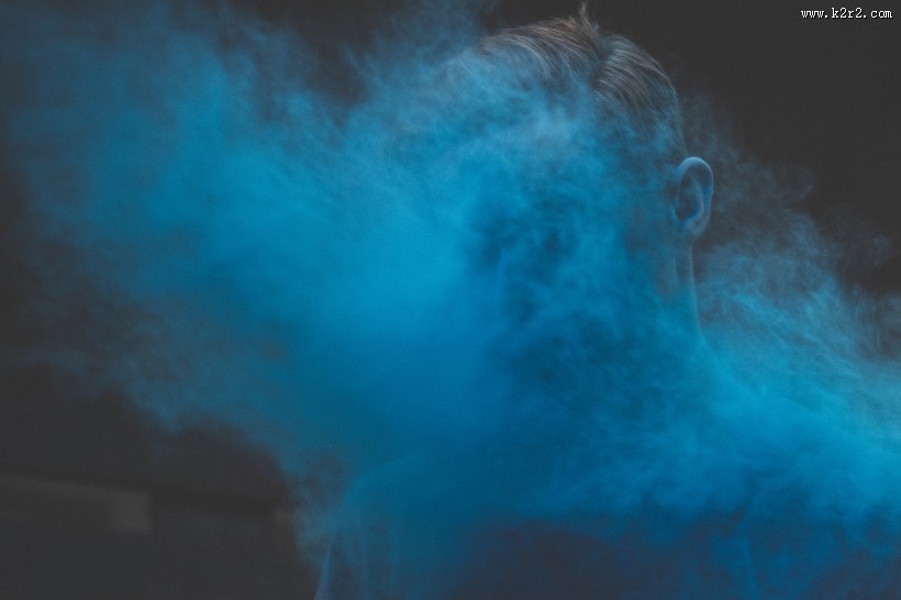 正在抽烟的男子图片大全