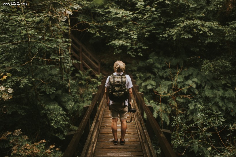 背包徒步旅行的人图片