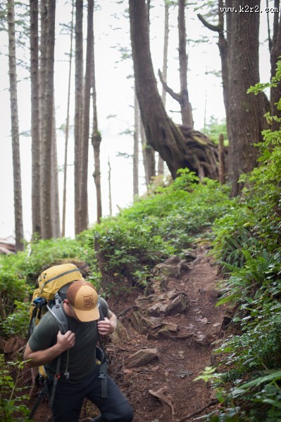 背包徒步旅行的人图片
