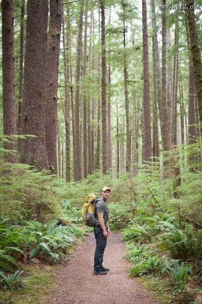 背包徒步旅行的人图片