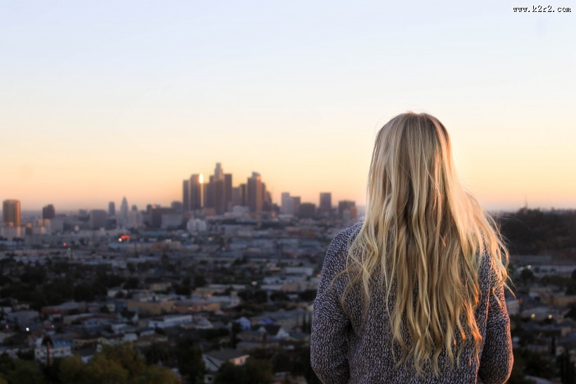 金黄色头发的美女背影图片