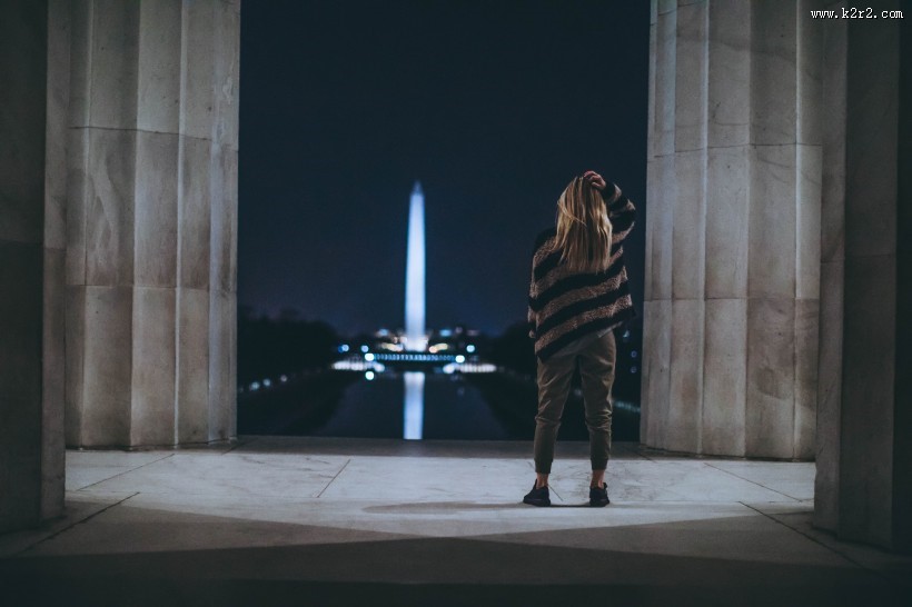 金黄色头发的美女背影图片