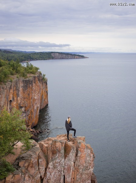 金黄色头发的美女背影图片