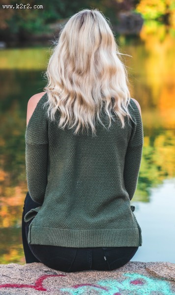 金黄色头发的美女背影图片