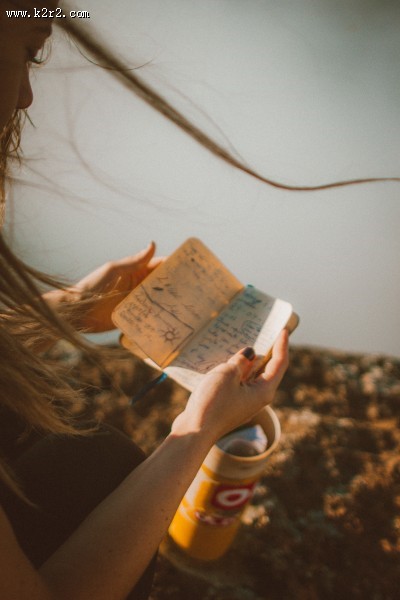 头发飘扬的美女图片