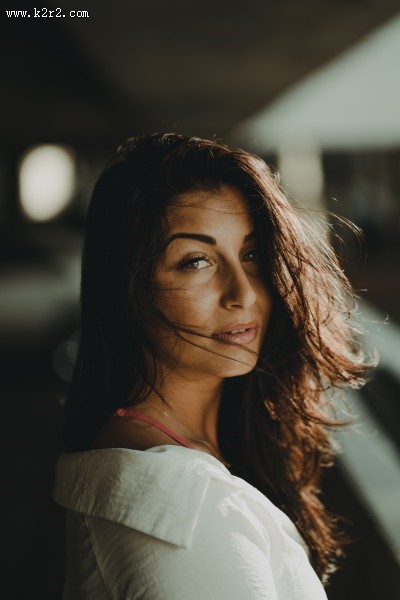 头发飘扬的美女图片