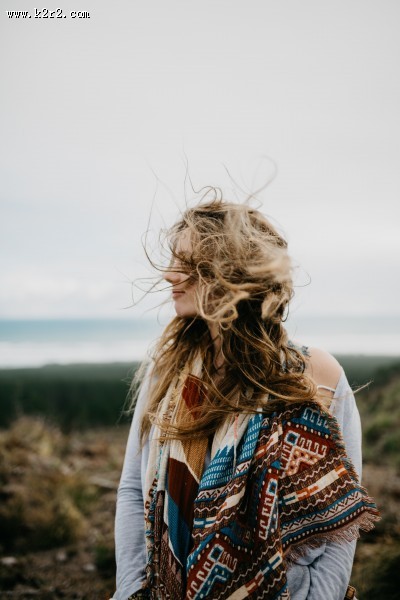 头发飘扬的美女图片