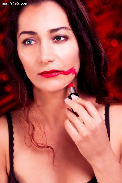 美女鲜红的唇妆图片