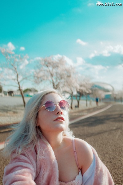戴着墨镜的女孩图片大全