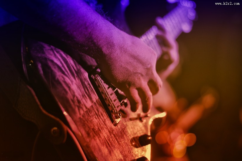 正在弹吉他的人物图片大全