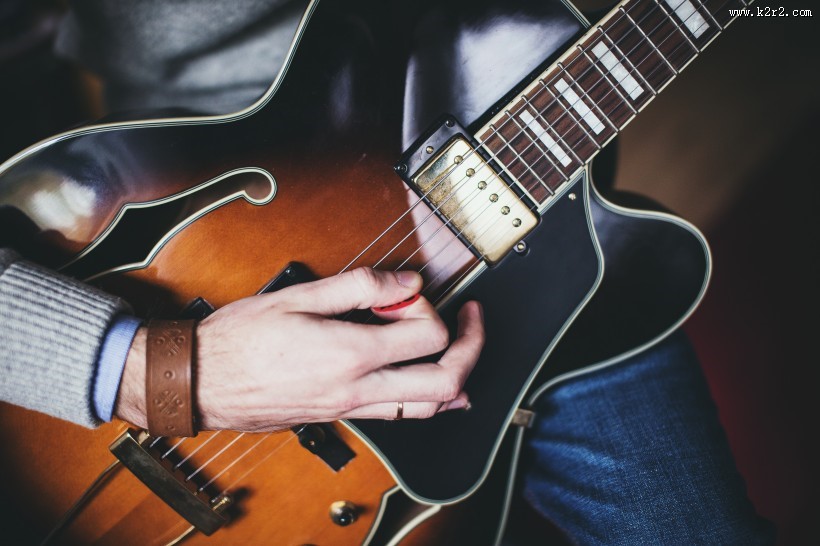 正在弹吉他的人物图片大全