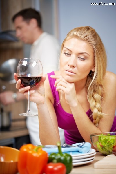 喝酒的美女图片