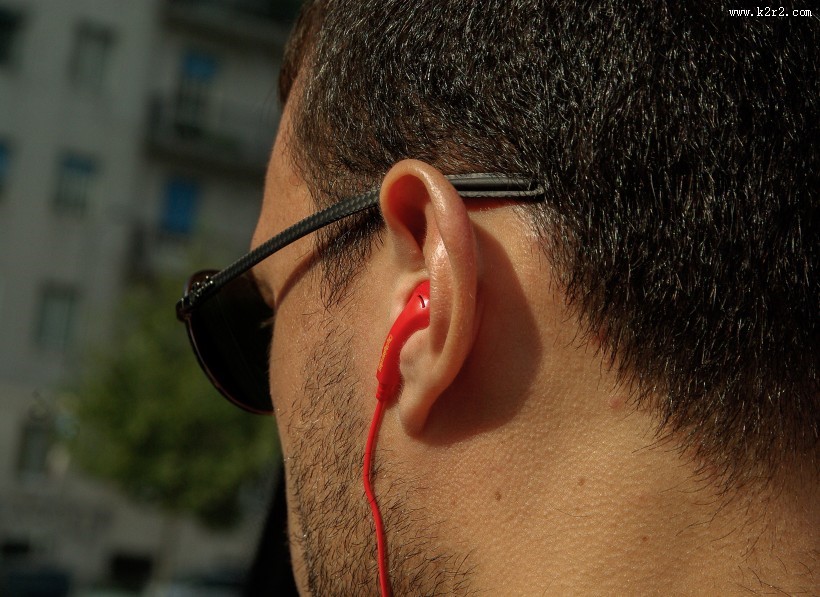 听音乐的男青年图片大全