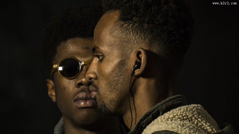 听音乐的男青年图片大全