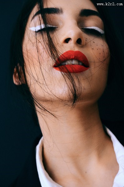 美女的精致妆容图片