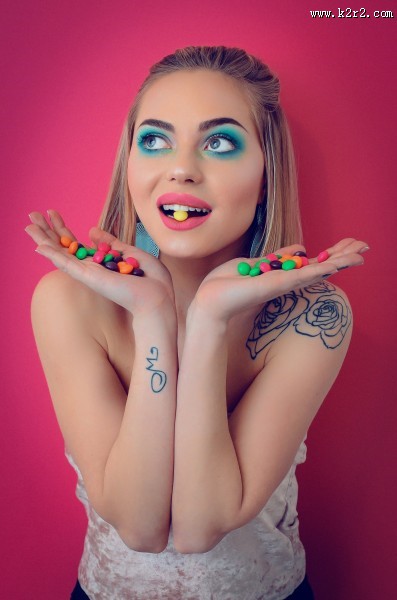 美女的精致妆容图片