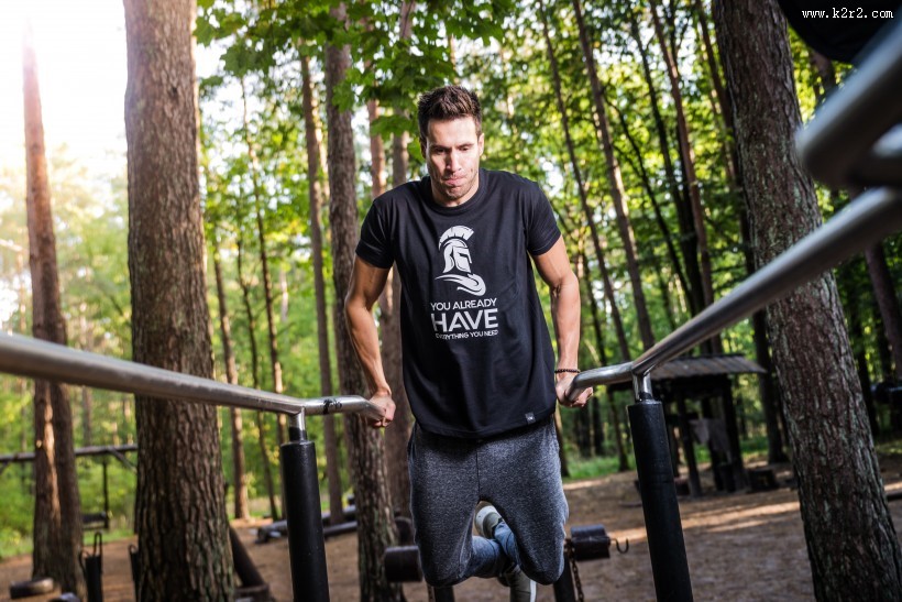 正在健身的男士图片