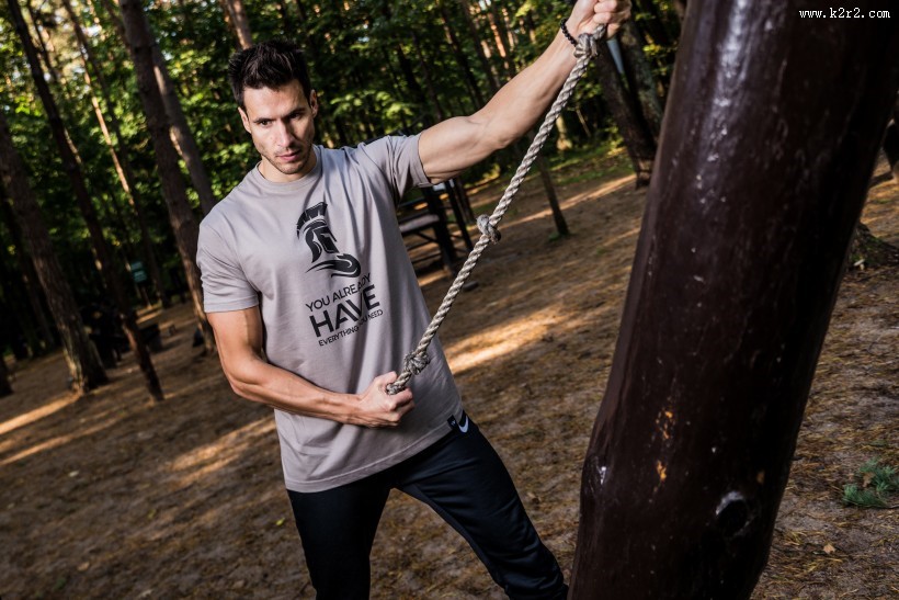 正在健身的男士图片