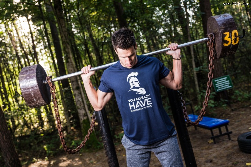 正在健身的男士图片