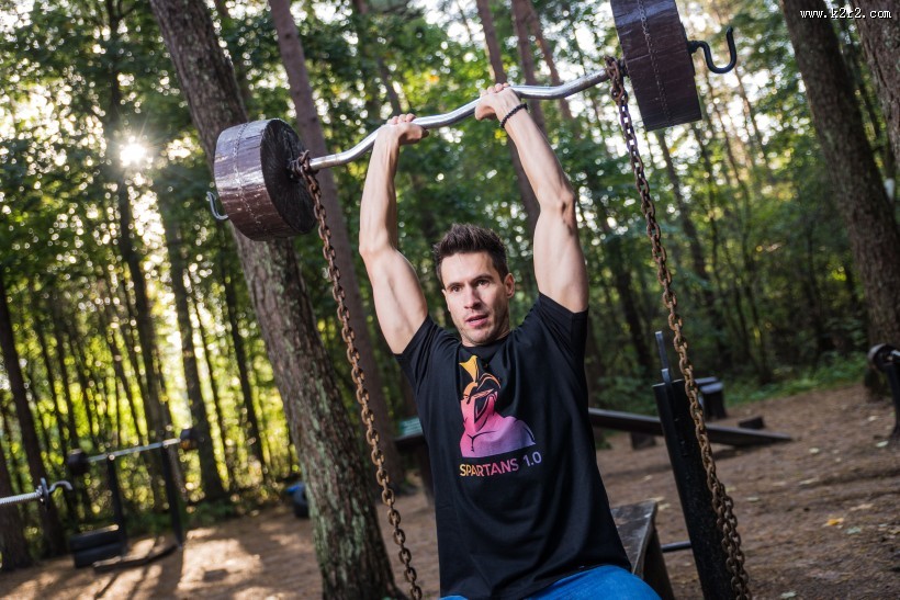 正在健身的男士图片