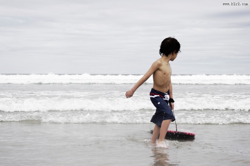 在海边玩耍的可爱儿童图片