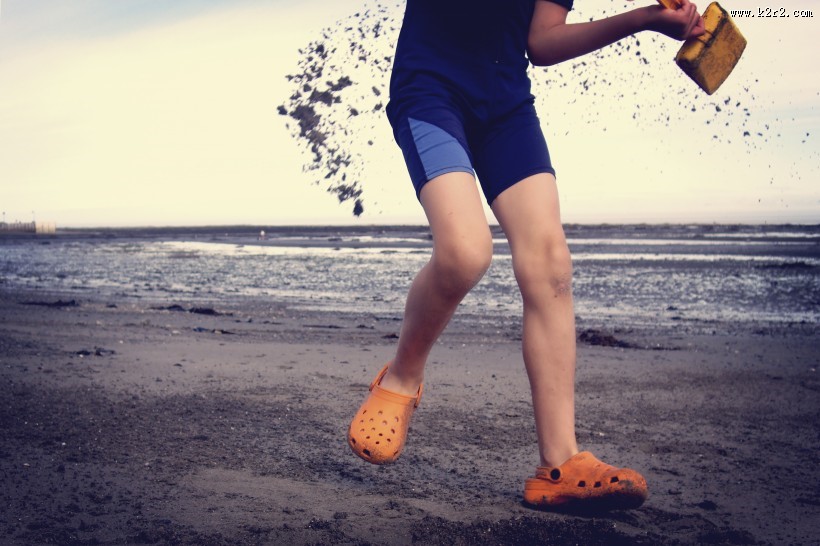 在海边玩耍的可爱儿童图片