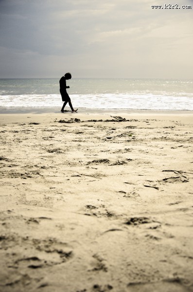 在海边玩耍的可爱儿童图片