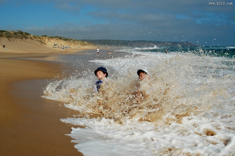 在海边玩耍的可爱儿童图片