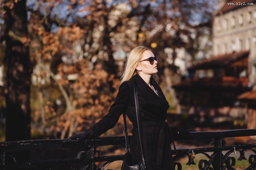 戴着墨镜的美女图片大全