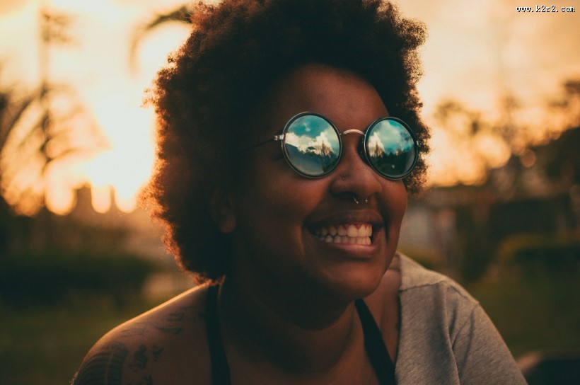 戴着墨镜的美女图片大全