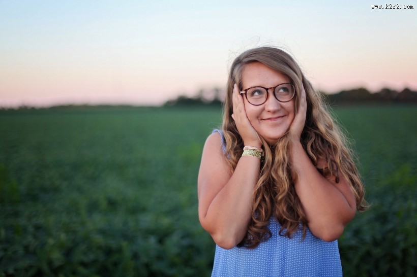 戴近视镜的美女图片