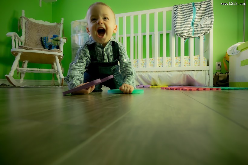 开心大笑的小男孩图片