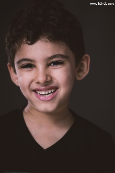 开心大笑的小男孩图片