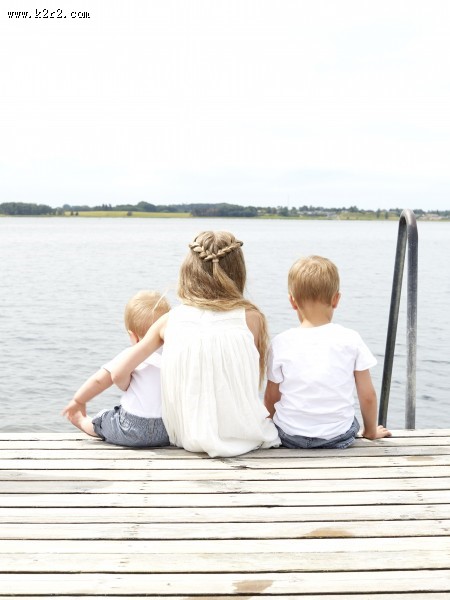 坐在地上的可爱儿童图片