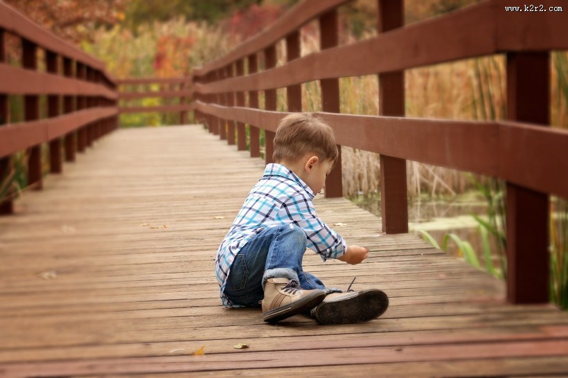 坐在地上的可爱儿童图片