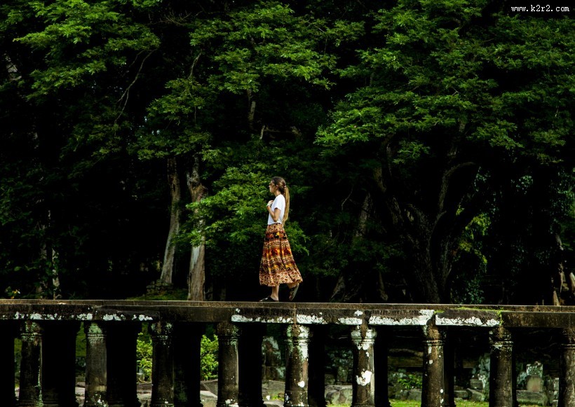 长发披肩的美女图片