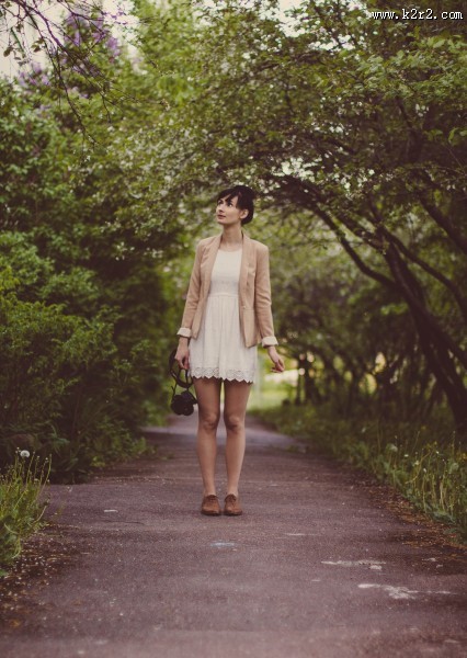 树林里的美女图片