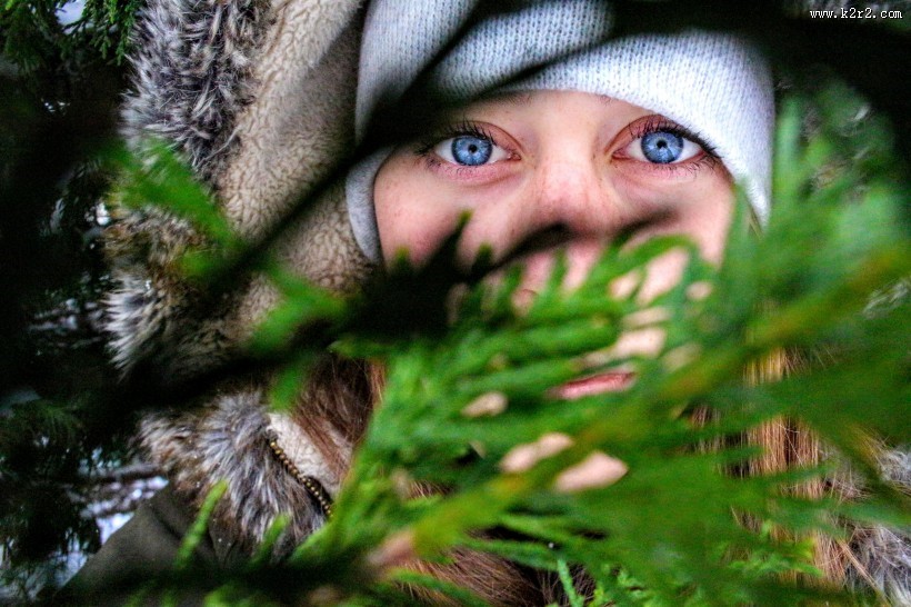 树林里的美女图片