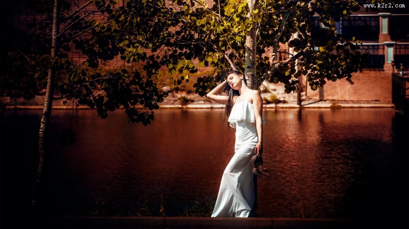 倚靠着树的美女图片