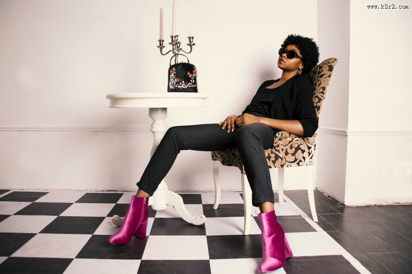 坐在沙发上的美女图片