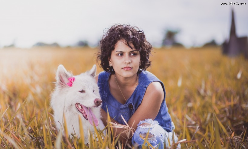 美女和狗狗图片大全