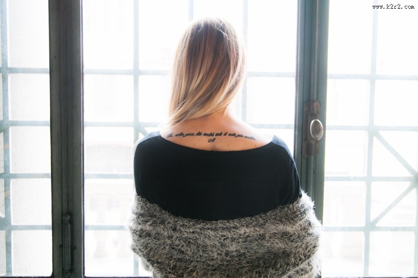 一个美女的背影图片