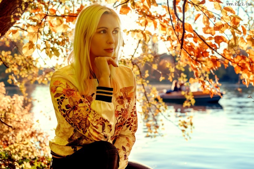 湖边的美女图片