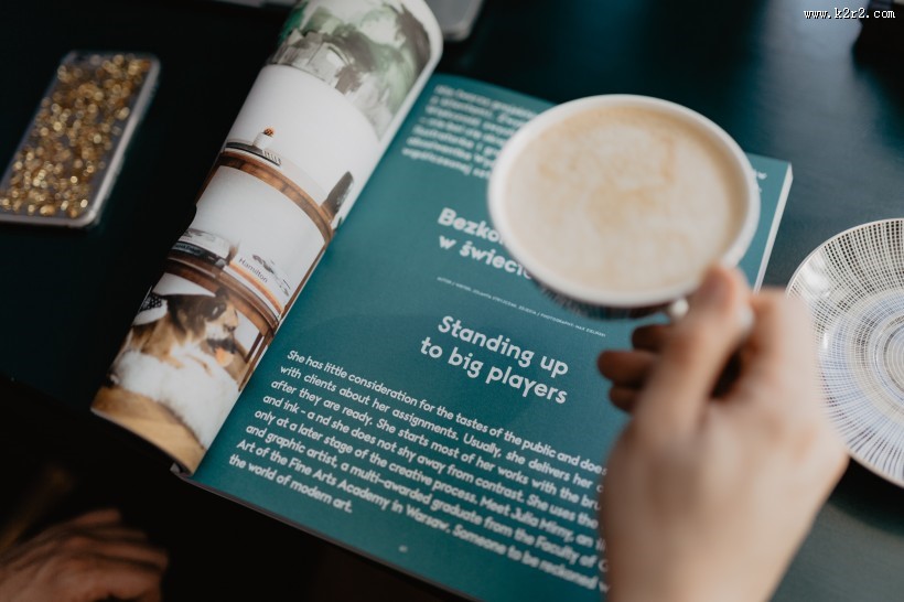 人在阅读杂志的图片