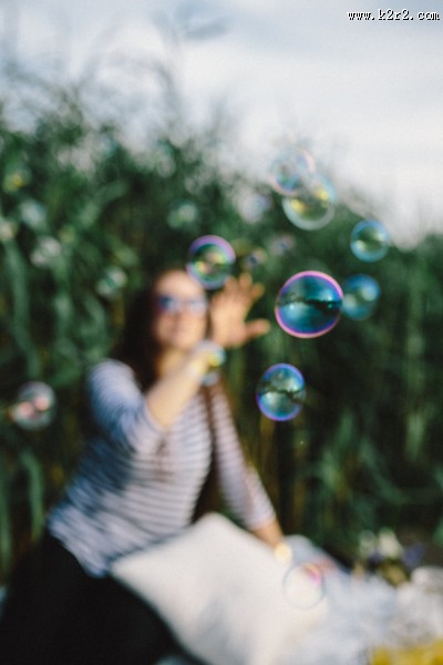 美女在玩肥皂泡的图片