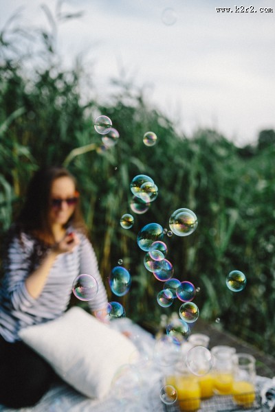 美女在玩肥皂泡的图片